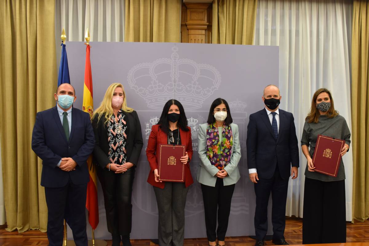 Carlos MartÃn Saborido, vocal asesor de la DirecciÃ³n General de Cartera ComÃºn de Servicios del SNS y Farmacia del Ministerio de Sanidad; Dolores Fraga, subdirectora de Farmacia; Patricia Lacruz, directora general de Cartera comÃºn de servicios del SNS y Farmacia; Carolina Darias, ministra de Sanidad; Ricardo Mairal UsÃ³n, rector de la UNED, y Beatriz Badorrey, vicerrectora de FormaciÃ³n permanente de la UNED.